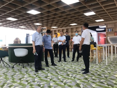 省經(jīng)濟(jì)和信息化廳輕紡處處長何開華率隊(duì)赴崇州市智能家具產(chǎn)業(yè)園調(diào)研